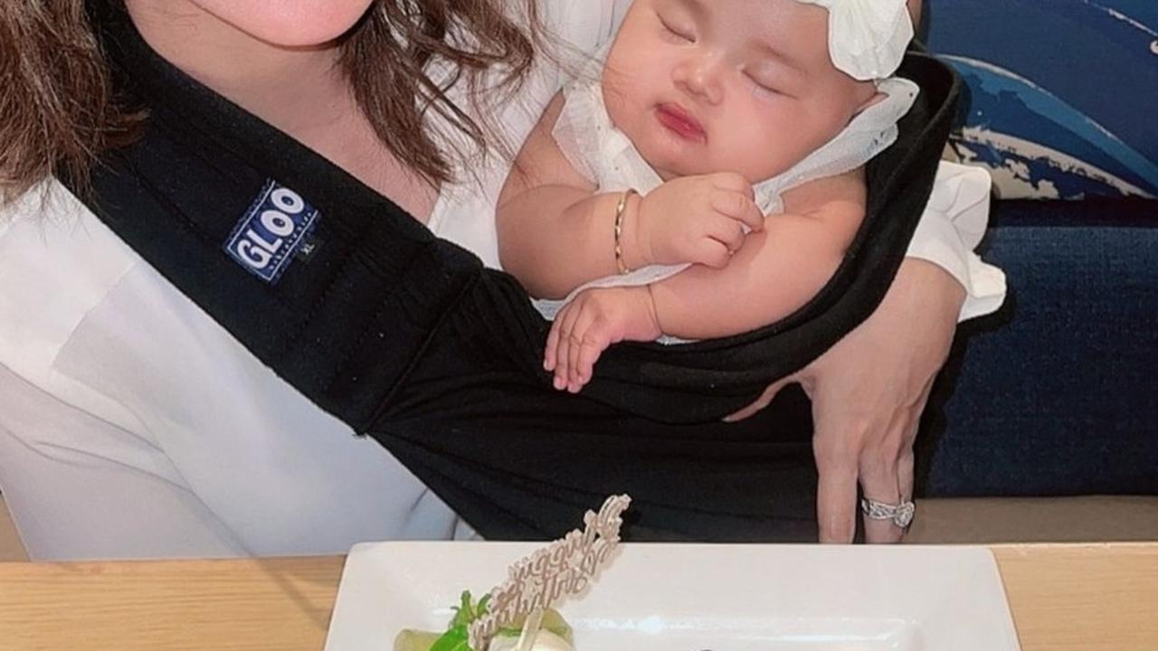 Seolah tidak mengenal usia, Dewi Perssik membuktikan bahwa menjadi nenek tidak menghalangi kegaulannya dalam merawat cucu.<br>