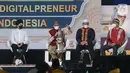 Menteri Parekraf Sandiaga Uno (kedua kiri) pada acara Silaturahmi dan Apresiasi Santri Digitalpreneur di Pondok Pesantren Darunnajah, Jakarta, Sabtu (4/12/2021). Sandiaga para santri Indonesia mampu memenangkan persaingan global dengan menghasilkan karya terbaik. (Liputan6.com/Fery Pradolo)