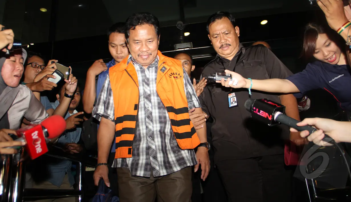 Zaini Arony berjalan keluar gedung usai menjalani pemeriksaan di KPK, Jakarta, selasa (17/3/2015). Ia diperiksa terkait kasus dugaan pemerasan proses permohonan izin di Lombok Barat.(Liputan6.com/Helmi Afandi)