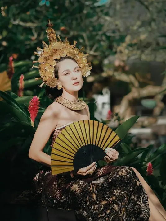 Selain busananya, Luna Maya juga tampil maksimal dengan riasan natural dan hiasan kepala berupa mahkota khas adat Bali. (FOTO: Instagram.com/lunamaya).