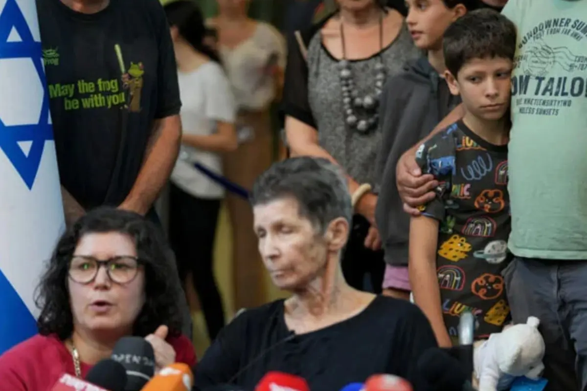 Seorang nenek asal Israel berusia 85 tahun menggambarkan penderitaan yang dialaminya selama 17 hari sebagai seorang sandera Hamas (AFP).