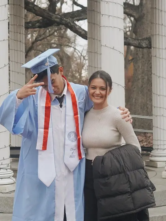 Momen wisuda Karel Susanteo itu juga dihadiri oleh artis Amanda Rawles, yang diketahui adalah kekasih dari sang kakak, Adriel Susanteo. Pencapaian ini juga membuat Karel dan keluarganya bangga. Pasalnya, dari kelulusan tersebut, pemain film 'Suka Suka Super Seven: Habis Gelap Menuju Terang' itu mendapat predikat cumlaude. (Liputan6.com/IG/@karelsusanteo)