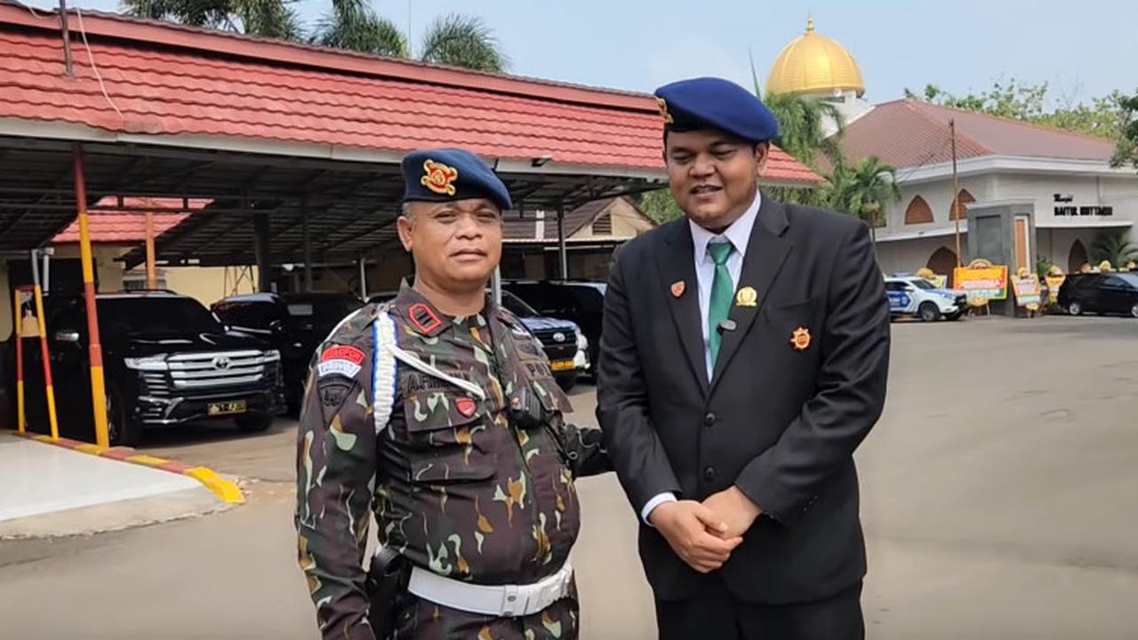 Sukses Jadi Anggota Dewan, Regen Abdul Aris Rangkul Sang Komandan Brimob Sambil Menangis Sesenggukan