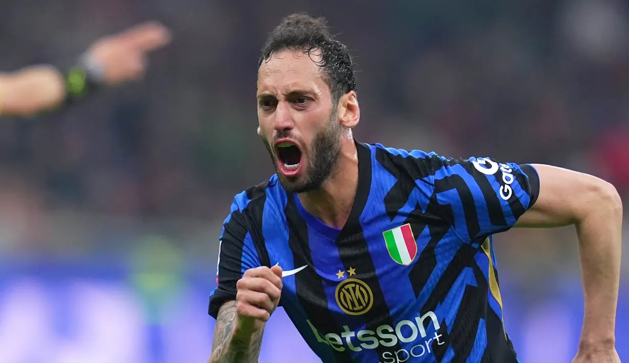 Gelandang Inter Milan Hakan Calhanoglu, melakukan selebrasi setelah mencetak gol ke gawang AC Milan pada leg pertama semifinal Coppa Italia 2024/2025 di Stadion San Siro, Kamis (03/04/2025) dini hari WIB. (Spada/LaPresse via AP)