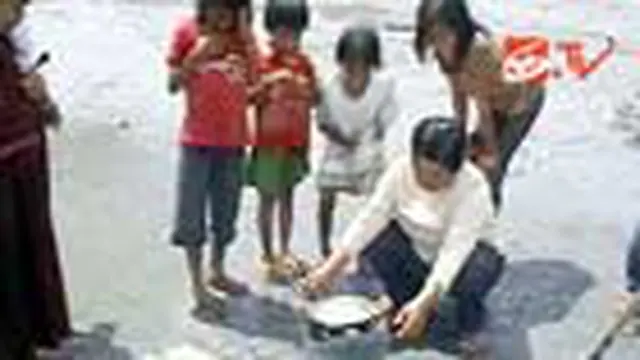 Warga Manfaatkan Semburan Gas Untuk Memasak