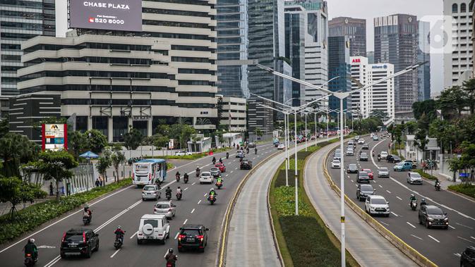 Sejumlah kendaraan melintas di kawasan Sudirman, Jakarta Pusat, Rabu (6/1/2021). Pemerintah memberlakukan kebijakan pembatasan sosial berskala besar (PSBB) di wilayah Jawa dan Bali mulai 11 hingga 25 Januari 2021 menyusul lonjakan kasus Covid-19 di sejumlah daerah. (Liputan6.com/Faizal Fanani)