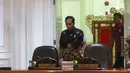 Presiden Joko Widodo atau Jokowi bersiap memimpin rapat terbatas (ratas) di Kantor Presiden, Jakarta, Rabu (7/11). Jokowi meminta masukan terkait pelaksanaan penyediaan rumah bagi Aparatur Sipil Negara (ASN), TNI, dan Polri. (Liputan6.com/Angga Yuniar)