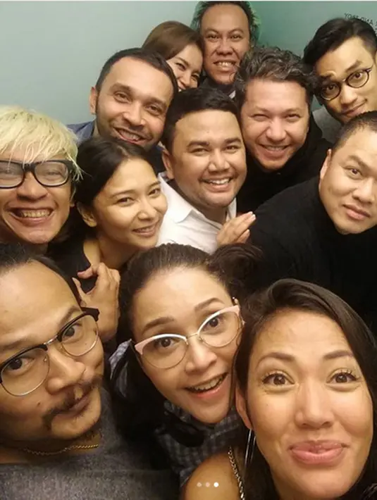"Haruuus kumpul dengan kesayanganku kalau Ibu Ketua Umum pulang kampung ❤️❤️❤️ i lafffyuu, Gank Tempeee!! Rindu membuncah!!. Tq for the singing, for the dancing and for the laughs last night," tulis shantyparedes. (Instagram/shantyparedes)