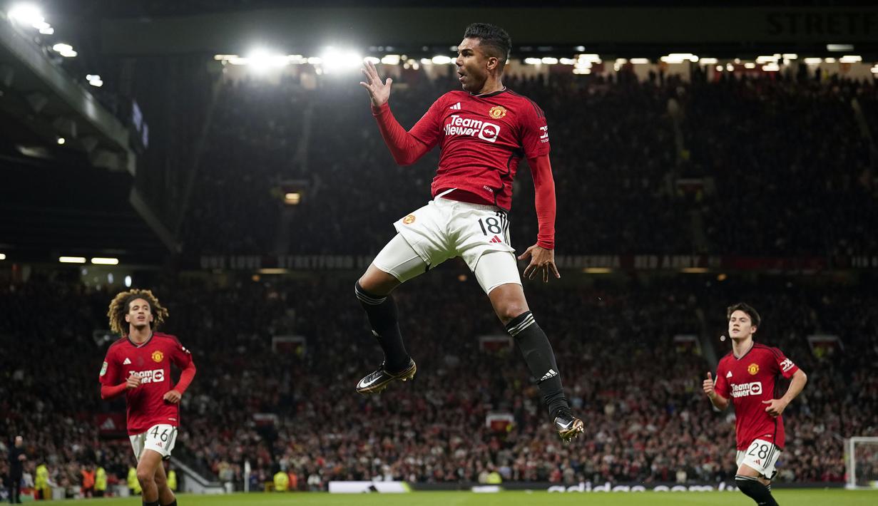 Pemain Manchester United, Casemiro melakukan selebrasi setelah mencetak gol kedua timnya ke gawang Crystal Palace pada laga putaran ketiga Carabao Cup 2023/2024 di Old Trafford, Manchester, Inggris, Rabu (27/09/2023). Pemain Brasil tersebut berhasil menjadi bintang lapangan pada laga tersebut. (AP Photo/Dave Thompson)
