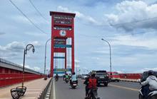 Viral 2 Bocah Santai Hirup Aibon di Jembatan Ampera, Ini Respons Wali Kota Palembang dan Polisi