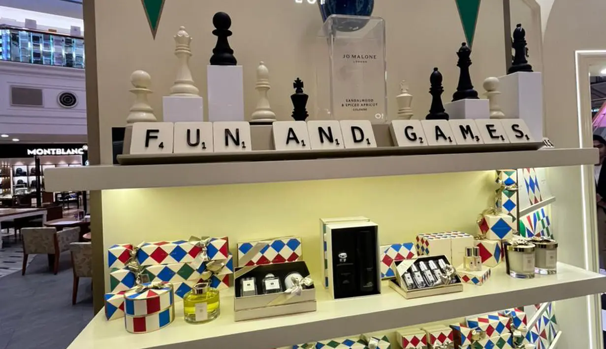 Untuk Anda yang ingin mencari kado akhir tahun untuk orang terkasih, Kemasan gift set dari Jo Malone London adalah hadiah mewah yang tepat untuk menjadi pilihan. Berisi
pilihan perlengkapan wajib, mulai dari parfum, lilin dan produk mandi & tubuh favorit, hingga diffuser yang menenangkan dan semprotan bantal. Terkemas apik dengan print spesial. / Foto dok : Fimela.com.