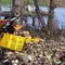 Pekerja Harian Lepas (PHL) Dinas Kebersihan membersihkan sampah-sampah yang berserakan di pesisir Muara Angke, Jakarta, Kamis (29/10).  &copy;2015 merdeka.com/dwi narwoko