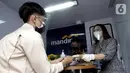 Pekerja mengurus proses BSU melalui Bank Mandiri di PT Perusahaan Industri Ceres, Bandung, Jumat (10/9/2021). Bank Mandiri mengoptimalkan seluruh jaringan perseroan di wilayah yang terdekat dengan lokasi kerja penerima agar dapat mempercepat proses penyaluran. (Liputan6.com/HO/Mandiri)