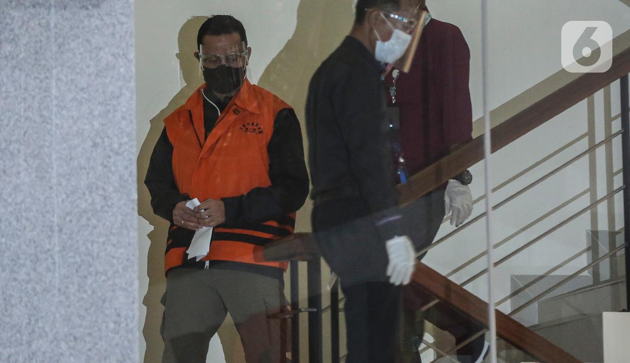 Menteri Sosial Juliari Batubara digiring petugas usai pemeriksaan di Gedung KPK, Jakarta, Minggu (6/12/2020). Juliari Batubara yang ditetapkan sebagai tersangka atas dugaan menerima suap terkait pengadaan bantuan sosial COVID-19 di Kementerian Sosial resmi ditahan KPK. (Liputan6.com/Johan Tallo)