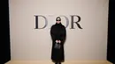 Rosalia terlihat cool dengan coat hitam dan rok panjang wol. Dipadukan dengan Lady Dior Bag, sunglasses dan boots [Dior]