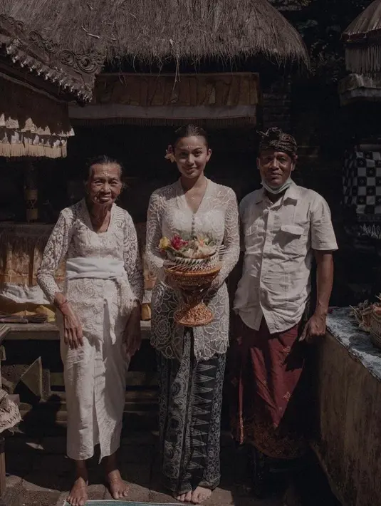 Sebagai informasi, melukat sendiri menjadi tradisi yang banyak dilakukan wisatawan saat berkunjung ke Bali lho. (Instagram/arieltatum).