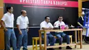 Mendikbud Nadiem Makarim (kiri), Menparekraf Wishnutama (kedua kanan), Menteri BUMN Erick Thohir (kanan), Komedian Sogi Indra Dhuaja (kedua kiri), dan Bedu (tengah) tampil dalam drama bertajuk Prestasi Tanpa Korupsi di SMKN 57, Jakarta Selatan, Senin (9/12/2019). (Foto:Biropress Kepresidenan)