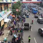 PKL dan parkir liar memadati trotoar serta bahu jalan di kawasan Pasar Senen, Jakarta, Kamis (7/2). Selain mengganggu pejalan kaki, kondisi tersebut juga menghambat arus lalu lintas. (Liputan6.com/Immanuel Antonius)