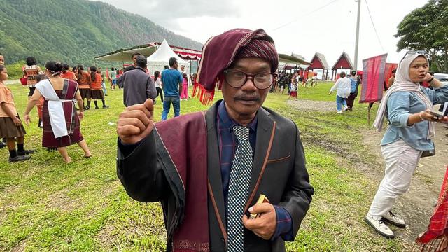 Ketua Desa Adat Ragi Hotang, Guntur Sianipar