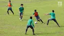 Timnas Indonesia U-19 jalani sesi latihan di Stadion Padonmar, Yangon, Jumat (9/9). Jelang hadapi Vietnam, Timnas U-19 terus digenjot dalam transisi pemain dan tembakan jarak jauh. (Liputan6.com/Yoppy Renato)