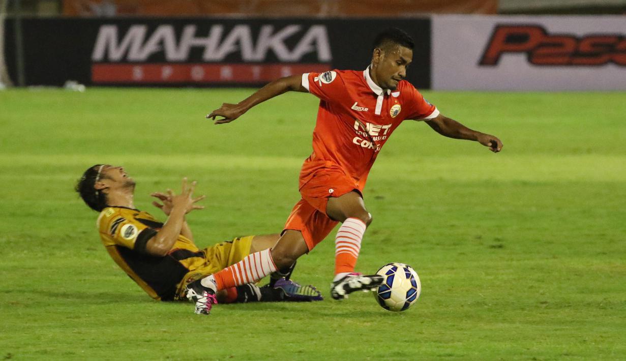 Pemain Persija Jakarta, Ramdani Lestaluhu (kanan) melewati Pemain Mitra Kukar Michael Orah pada laga grup D piala Jenderal Sudirman di Stadion Manahan, Solo, Sabtu (12/12/2015). (Bola.com/Nicklas Hanoatubun)