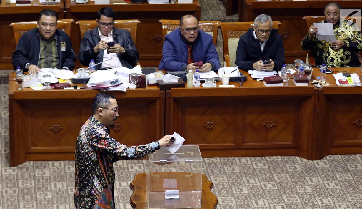 Anggota DPR memasukan surat suara saat pleno pemilihan dan penetapan Capim KPK di ruang rapat Komisi III DPR RI, Senayan, Jakarta, Jumat (13/9/2019) dini hari. Irjen Pol Firli Bahuri terpilh sebagai Ketua KPK 2019-2023 dengan perolehan 56 suara. (Liputan6.com/Johan Tallo)