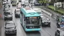 Bus listrik Transjakarta melintas di Jalan Jenderal Sudirman, Jakarta, Senin (20/2/2023). Transjakarta diketahui telah melakukan pengadaan 100 unit bus listrik pada 2022. (merdeka.com/Iqbal S Nugroho)