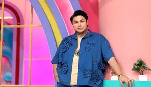 Ivan Gunawan Beri Hadiah Motor untuk Guru Honorer yang Setiap Hari Jalan Kaki Mengajar