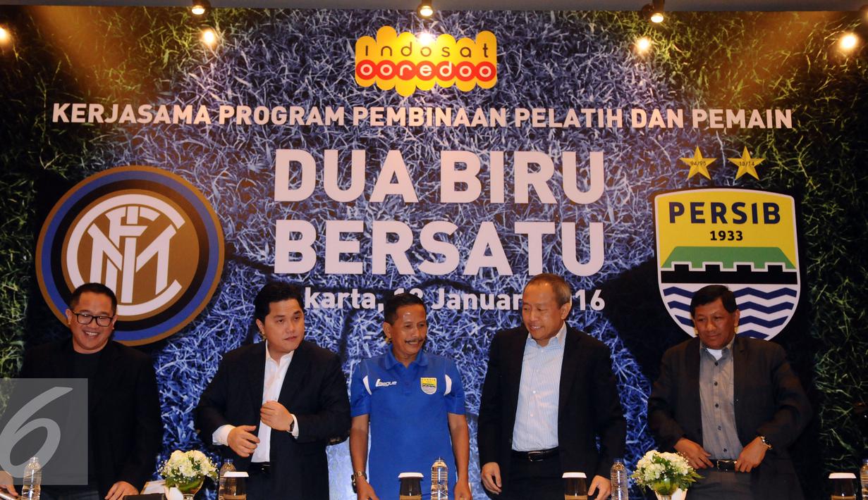 Presiden Inter Milan, Erick Thohir (kedua kiri) bersama pelatih Persib, Djadjang Nurdjaman (tengah) usai memberikan keterangan seputar program pembinaan pelatih dan pemain di Italia, Jakarta, Rabu (13/1/2016). (Liputan6.com/Helmi Fithriansyah)