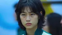 Jung Ho Yeon memikat penonton dengan potongan rambut pendek bergelombang serta poni acaknya saat memerankan karakter Kang Sae Byok di serial drama Populer 2021, Squid Game. (Instagram/alwaysyoyeon).