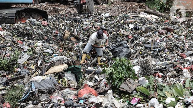 FOTO: Musim Hujan, Volume Sampah Sungai di Jakarta Meningkat