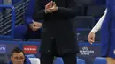 Pelatih Chelsea, Thomas Tuchel memberikan semangat kepada pemain saat bertanding melawan Real Madrid pada leg kedua semifinal Liga Champions di di Stamford Bridge di London, Kamis (6/5/2021). Chelsea menang atas Real Madrid 2-0. (AP Photo/Alastair Grant)