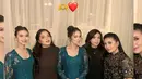 Gaya curly yang lembut ini sangat cocok dengan busana tradisional yang ia kenakan, menciptakan perpaduan sempurna antara klasik dan modern. Tatanan ini membuat Enzy tampil lebih fresh, serta menghadirkan pesona yang berbeda dari biasanya. [@enzystoria/@phillipekurnia].