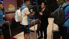 Pada kesempatan ini, semua pemain Argentina dan ofisial selain mendapat sambutan hangat juga dikalungi syal kain tradisional batik oleh Ketua Umum PSSI dan Exco. (FOTO: instagram.com/erickthohir/)