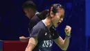 Pebulu tangkis ganda campuran Indonesia, Rehan Naufal Kusharjanto/Lisa Ayu Kusumawati melakukan selebrasi setelah mencetak poin ke arah Zheng Si Wei/Huang Ya Qiong pada laga semifinal All England 2023 di Utilita Arena, Birmingham, Inggris, 18 Maret 2023. Rehan/Lisa harus tunduk di tangan Zheng/Huang dengan skor 17-21, 21-13, dan 13-21. Meskipun begitu, mereka berhasil naik satu tingkat dan menghuni peringkat ke-14 dunia. (AP Photo/Rui Vieira)