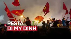 Berita video ribuan suporter Timnas Vietnam padati jalan di sekitar Stadion My Dinh usai raih emas di SEA Games 2021.