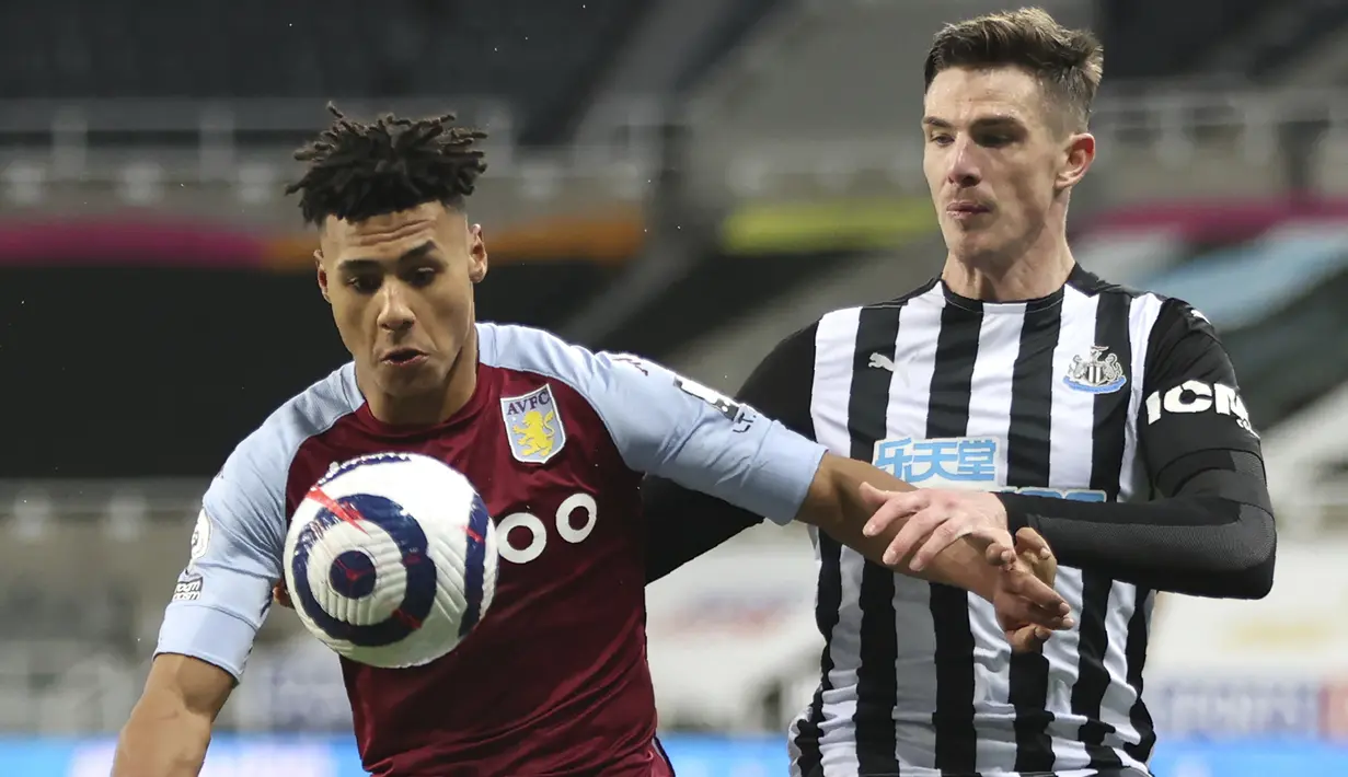 Striker Aston Villa, Ollie Watkins (kiri) menguasai bola dibayangi bek Newcastle United, Ciaran Clark dalam laga lanjutan Liga Inggris 2020/2021 pekan ke-28 di St. James' Park, Jumat (12/3/2021). Aston Villa bermain imbang 1-1 dengan Newcastle United. (AP/Clive Brunskill/Pool)