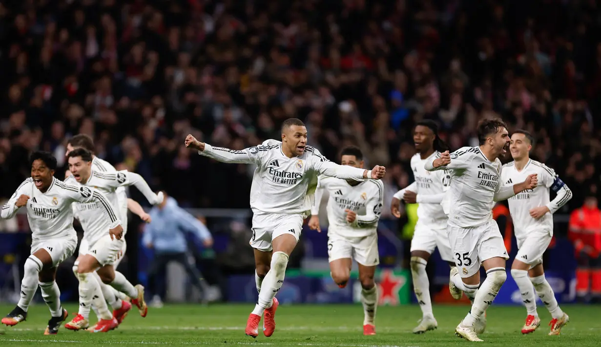 Penyerang Real Madrid, Kylian Mbappe (tengah) melakukan selebrasi dengan rekan setimnya setelah menang pada laga leg kedua 16 besar Liga Champions 2024/2025 melawan Atletico de Madrid di stadion Metropolitano, Madrid, 12 Maret 2025 waktu setempat atau Kamis (13/3/2025) dini hari WIB. (OSCAR DEL POZO/AFP)