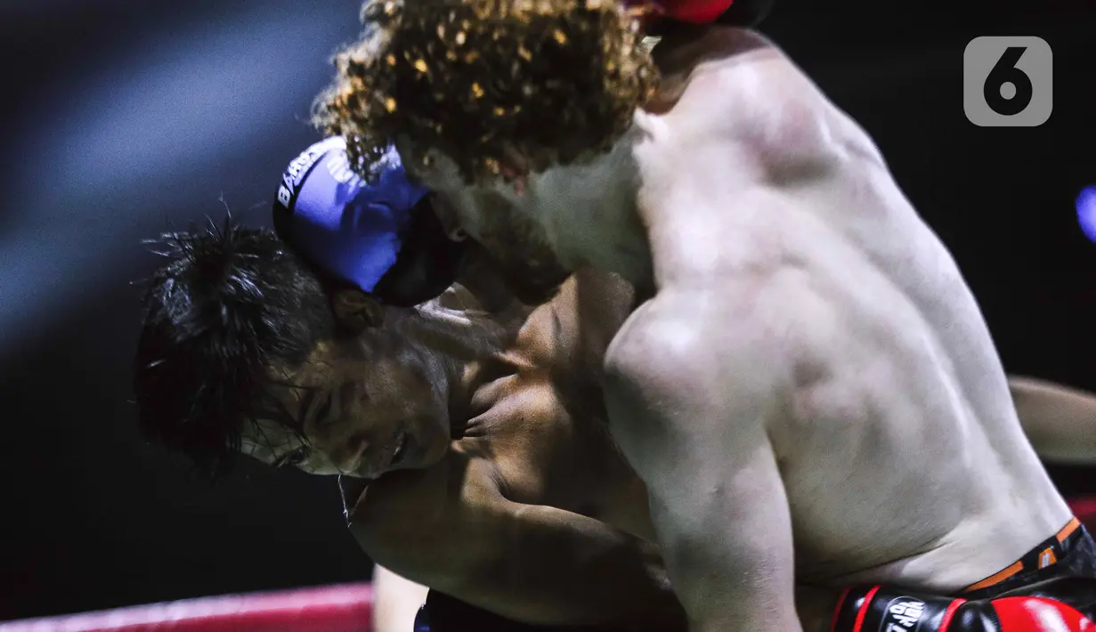 Bagi sebagian besar orang, olahraga tarung bebas atau sering disebut Mixed Martial Arts (MMA) adalah olah raga yang keras. Kini, olahraga tarung bebas semakin disukai di berbagai penjuru dunia tak terkecuali di Indonesia. (Liputan6.com/Faizal Fanani)