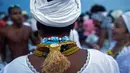 Pengikut kepercayaan Candomble Afro-Brasil mengenakan kalung spiritual saat perayaan Dewi Laut Yemanja di pulau Itaparica, Brasil (2/2). Dalam ritual ini mereka meminta perlindungan kepada Dewi Laut. (AP Photo / Eraldo Peres)
