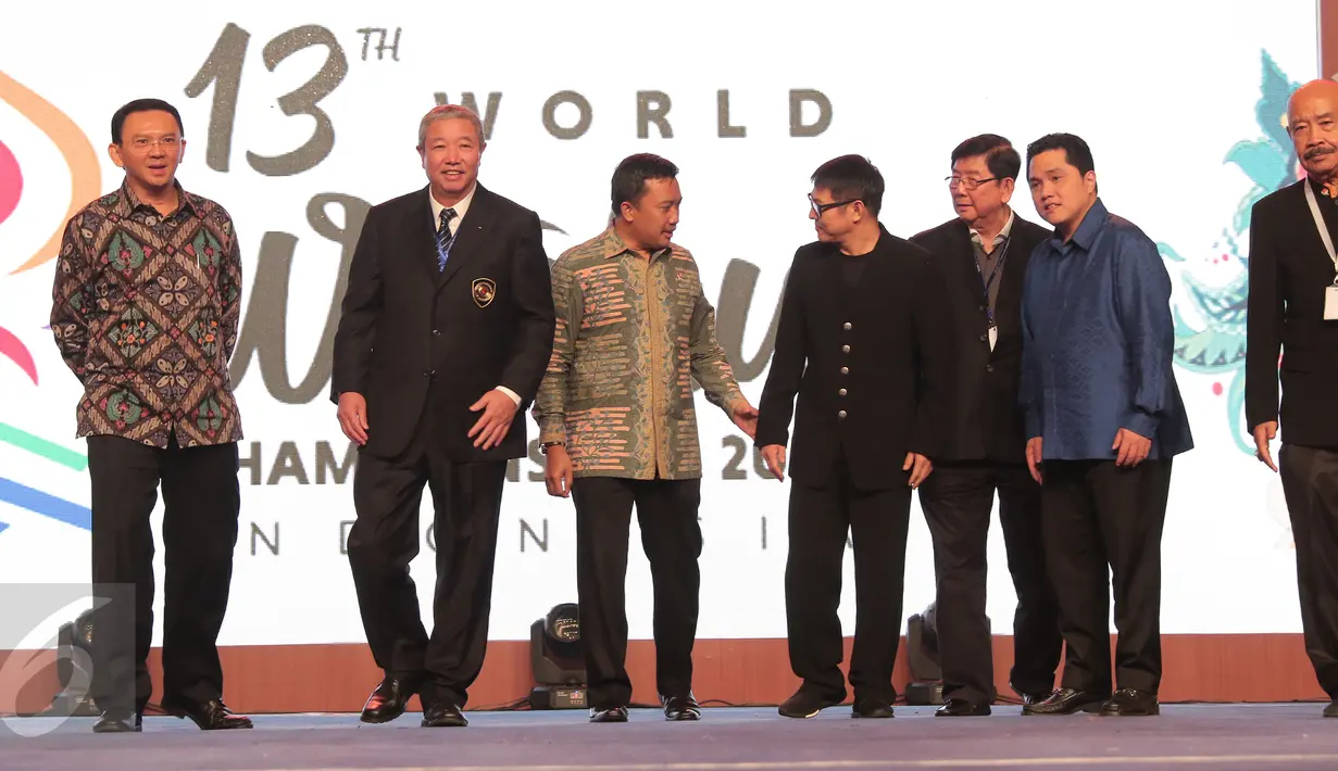Menpora Imam Nahrawi (ketiga kiri) berbincang dengan Duta Wushu Dunia Jet Li didampingi oleh para tamu lainnya pada pembukaan Kejuaraan Dunia Wushu ke-13 di Jakarta Convention Centre, Jakarta, Jumat (13/11/2015). (Liputan6.com/Angga Yuniar)