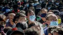 Warga menunggu dalam antrean untuk mendaftar vaksinasi virus corona COVID-19 AstraZeneca di Denpasar, Bali, Sabtu (26/6/2021). Ratusan warga terlihat antusias mengikuti vaksinasi massal tersebut. (SONY TUMBELAKA/AFP)