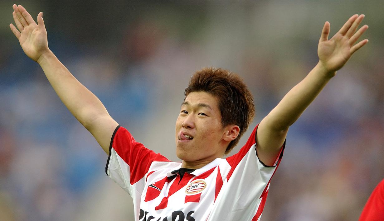 Park Ji-sung. Gelandang serang Korea Selatan yang kini berusia 41 tahun dan telah pensiun pada Juli 2014 bersama QPR dan kini menjabat sebagai pelatih tim remaja QPR ini didatangkan Manchester United pada awal musim 2005/2006 dari PSV Eindhoven dengan nilai transfer 7,3 juta euro. (AFP/Emmanuel Dunand)