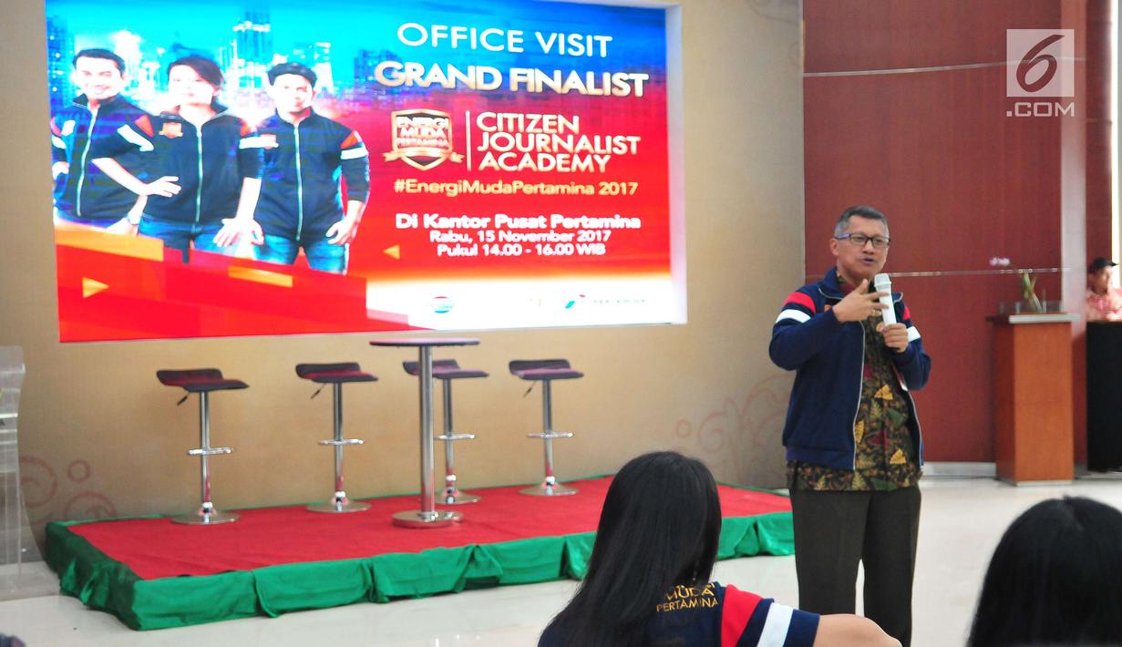 Sekretaris Pertamina, Syahrial Mochtar memberi sambutan saat menerima kunjungan finalis Citizen Journalist Academy (CJA) Energi Muda Pertamina di Kantor Pusat Pertamina, Jakarta, Rabu (15/11). (Liputan6.com/Helmi Afandi)