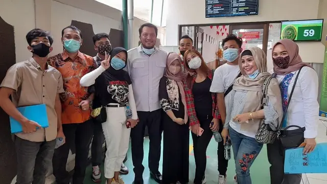 Resmi Bebas, Ini 6 Momen Haru Vicky Prasetyo Bertemu Keluarga