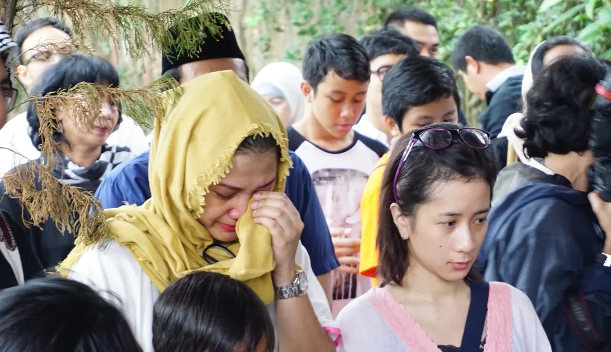 Ucapan duka melalui karangan bunga berjejer di rumah duka, kawasan Kebayoran Baru, Jakarta Selatan. Begitu juga dari sanak famili, tetangga dan rekan satu bandnya turut hadir dirumah duka. (Syaiful Bahri/Bintang.com)