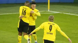 Pemain Borussia Dortmund merayakan gol yang dicetak Jadon Sancho ke gawang Club Brugge pada laga lanjutan Liga Champions di Signal Iduna Park, Rabu (25/11/2020) dini hari WIB. Borussia Dortmund menang 3-0 atas Club Brugge. (AFP/Leon Kuegeler/pool)