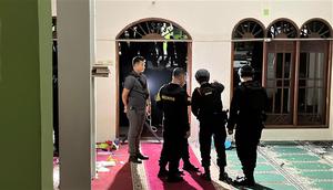 Kondisi Masjid di dalam SMAN 72 Jakarta, Kelapa Gading, Jakarta Utara pasca adanya ledakan. (Liputan6.com/Nanda Perdana Putra)