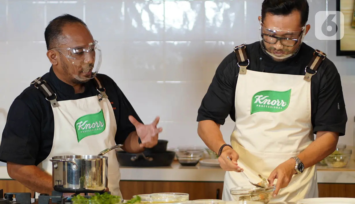 Chef Norman Ismail dan Gun Gun memasak beberapa menu sehat seperti “Apel Salad Saus Madu” dan “Sate Ayam Kuah Soto Betawi” dengan Knorr Mushroom kaldu bubuk tanpa MSG di di sela-sela peluncuran Knorr Mushroom & Vegetable Seasoning, di Jakarta. (Liputan6.com/HO/Ading)
