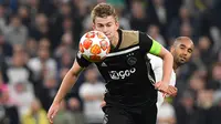 Matthijs de Ligt terus menunjukkan kematangan bermain bersama Ajax Amsterdam dan Barcelona harus bayar mahal untuk merekrutnyam(EMMANUEL DUNAND / AFP)